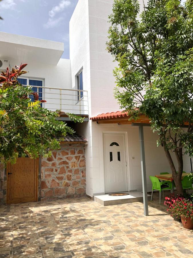 Olympia Guesthouse คซามิล ภายนอก รูปภาพ